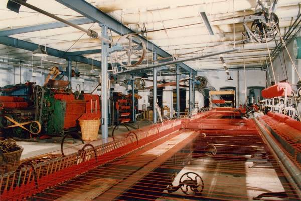 Maschinensaal mit Wolle in Bramscher Rot