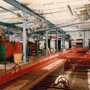 Maschinensaal mit Wolle in Bramscher Rot