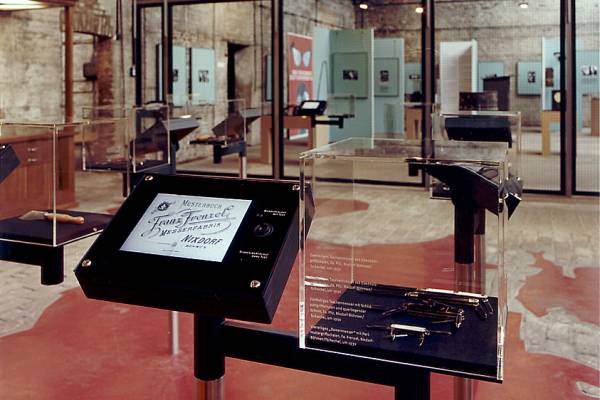 Medienstation mit Joystick und Vitrine