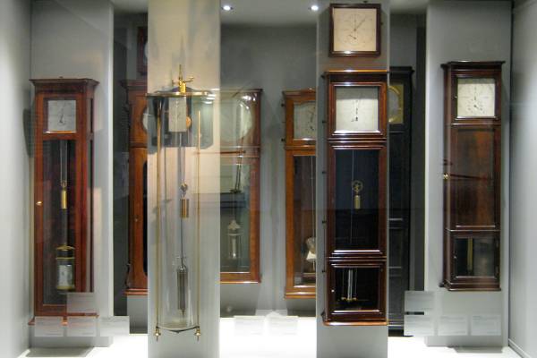 Sekundenpendeluhren in Vitrine