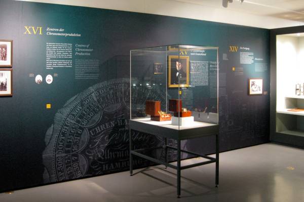 Erzähltapete und Vitrine