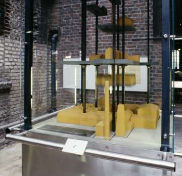 Das Fbrikmodell zeigt die bauliche Entwicklung: Wie Theaterkulissen verschwinden frühere Bauzustände nach unten.