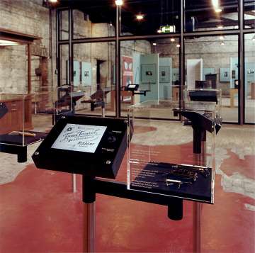 Medienstation mit Joystick und Vitrine