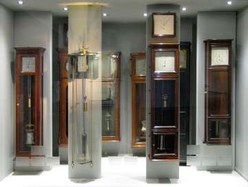 Sekundenpendeluhren in Vitrine