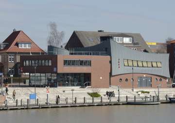 Tourismuszentrale vom Wasser gesehen