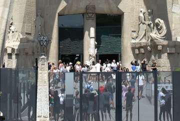 Besucher vor der Basilika