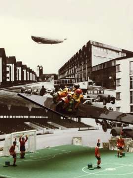 Diorama Zwanziger Jahre m it Blechspielzeug und Fußballerfiguren