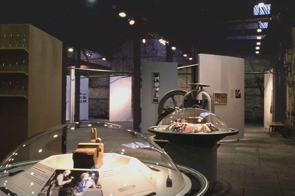 drehbare Vitrinen in der Eingangshalle der Gesenkschmiede Hendrichs