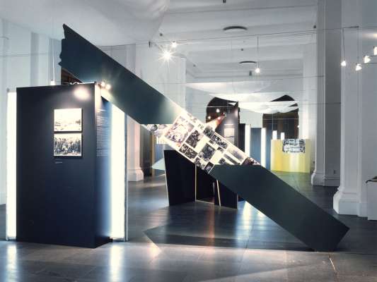 zerbrochener Architrav