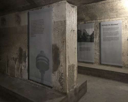 Wandtafeln in den Röhren