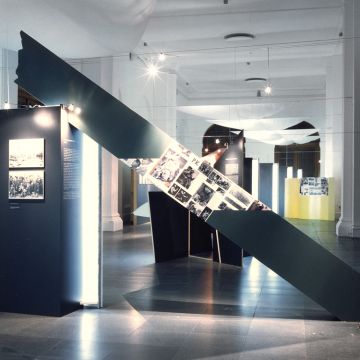 zerbrochener Architrav