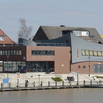 Tourismuszentrale vom Wasser gesehen