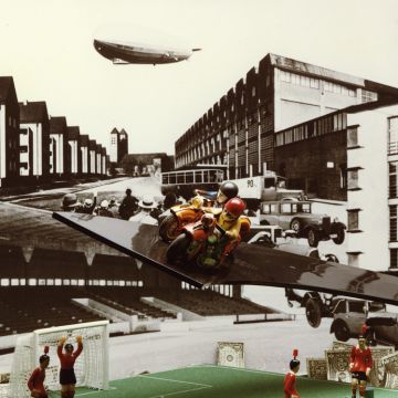 Diorama Zwanziger Jahre m it Blechspielzeug und Fußballerfiguren